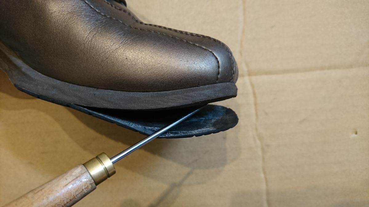 ウォーキングシューズの靴底ゴム再接着修理 千葉の靴修理職人 ｓｈｕ ｓｈｏｅ
